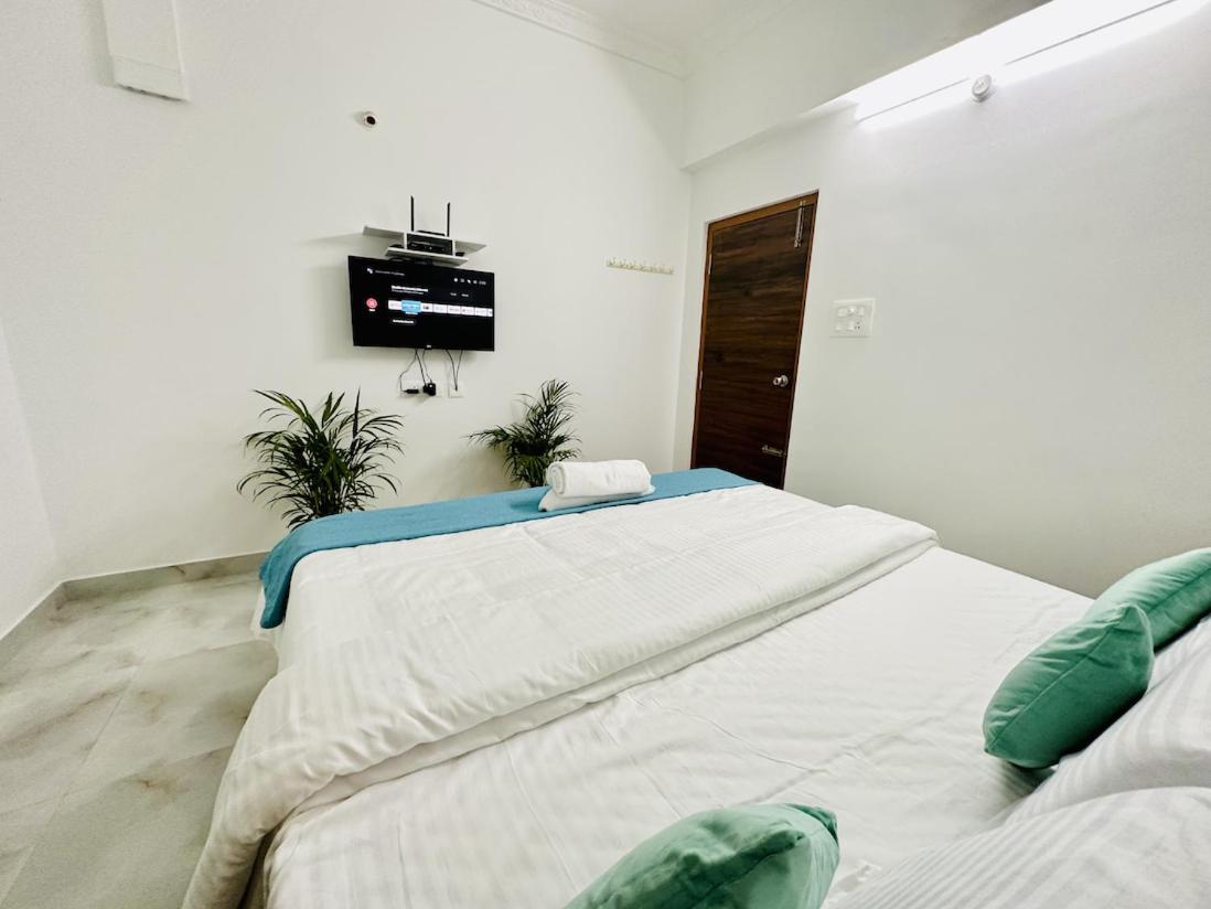 Tirupati Homestay - Shilparamam - Luxury Ac Apartments By Stayflexi - Fast Wifi, Kitchen, Android Tv - Walk To Ps4 Pure Veg Restaurant - Easy Access To Airport, Railway Station And To All Temples ภายนอก รูปภาพ
